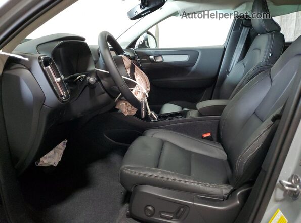 YV4L12UC3T2795755 2026 VOLVO XC40 Gray 