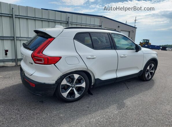 YV4L12UC4S2488433 2025 VOLVO XC40 White Dashboard view