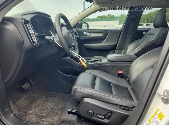 YV4L12UC4S2488433 2025 VOLVO XC40 White Rear seats view