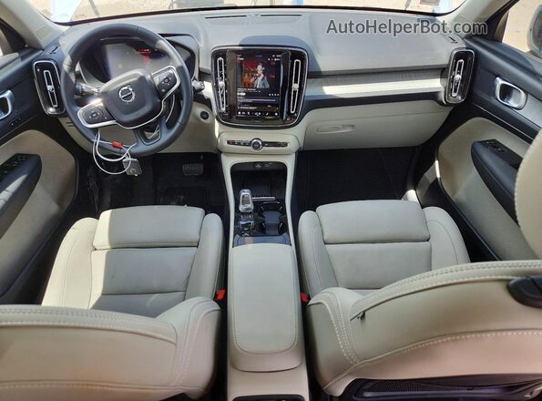 YV4L12UC5S2537901 2025 VOLVO XC40 Blue Dashboard view