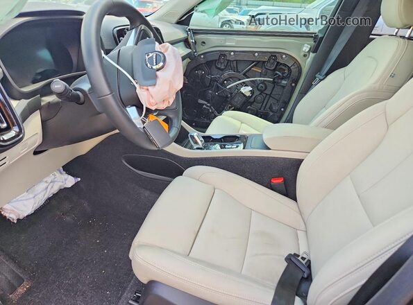 YV4L12UC6S2605977 2025 VOLVO XC40 Gray წინა სალონის ხედი
