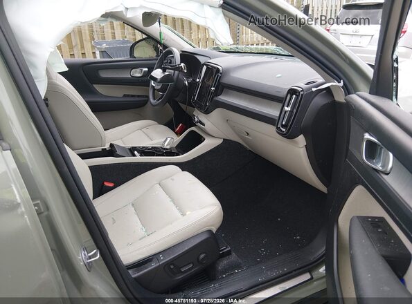 YV4L12UC7S2542405 2025 VOLVO XC40 Green Front interior view