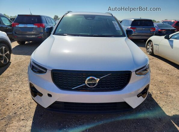 YV4L12UC8S2597736 2025 VOLVO XC40 White Вид спереду