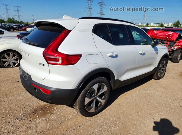 YV4L12UC8S2597736 2025 VOLVO XC40 White Задня права чверть