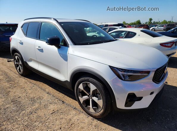 YV4L12UC8S2597736 2025 VOLVO XC40 White Передня права чверть