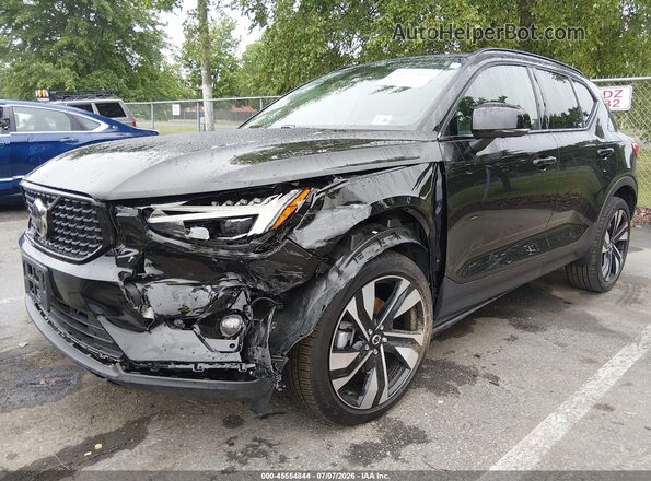 YV4L12UC8S2609044 2025 VOLVO XC40 Black წინა მარცხენა ხედი სამი მეოთხედიდან