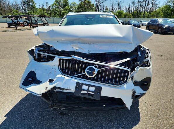 YV4L12UE2S2555855 2025 VOLVO XC40 White Widok z przodu