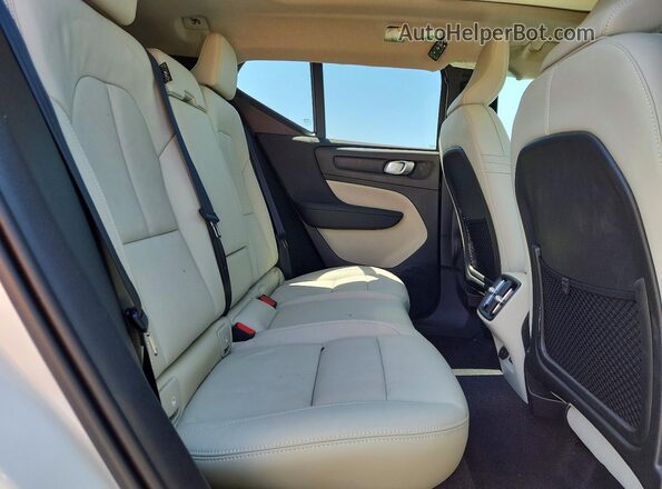 YV4L12UE2S2555855 2025 VOLVO XC40 White Widok wnętrza z tyłu