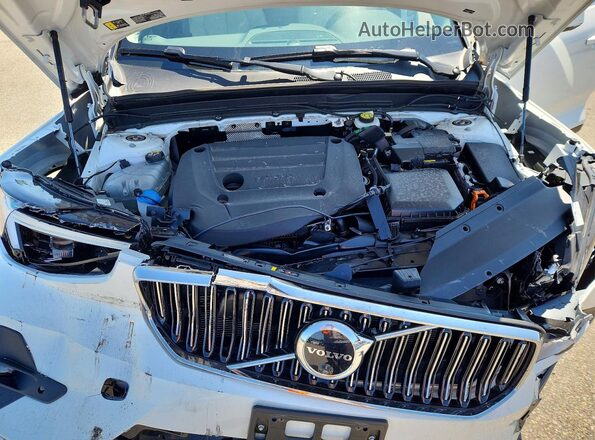YV4L12UE2S2555855 2025 VOLVO XC40 White Widok komory silnika