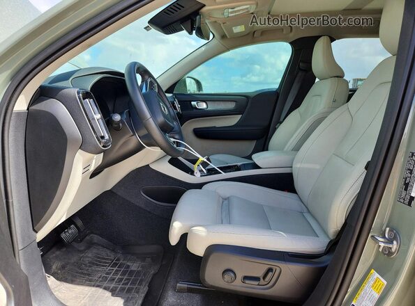 YV4L12UE4S2461637 2025 VOLVO XC40 Зеленый Вид салона спереди