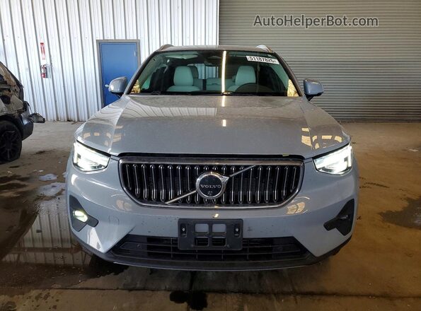 YV4L12UE6S2531168 2025 VOLVO XC40 Gray Widok z przodu