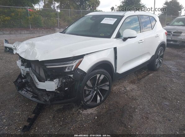 YV4L12UE7R2204904 2024 VOLVO XC40 White წინა მარცხენა ხედი სამი მეოთხედიდან