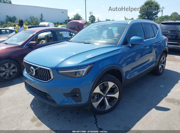 YV4L12UE7S2587541 2025 VOLVO XC40 Синий Передняя левая четверть