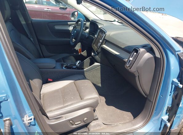 YV4L12UE7S2587541 2025 VOLVO XC40 Синий Вид салона спереди