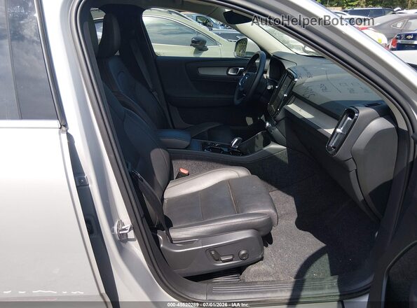 YV4L12UEXS2509884 2025 VOLVO XC40 Серый Вид салона спереди