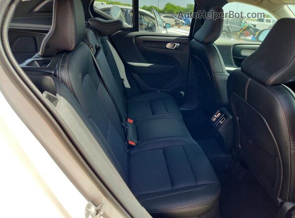 YV4L12UJ5S2544331 2025 VOLVO XC40 Белый Вид задней части салона