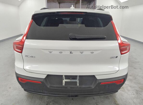 YV4L12UK2R2211653 2024 VOLVO XC40 White უკანა ხედი