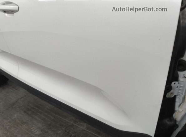 YV4L12UK2R2211653 2024 VOLVO XC40 White 