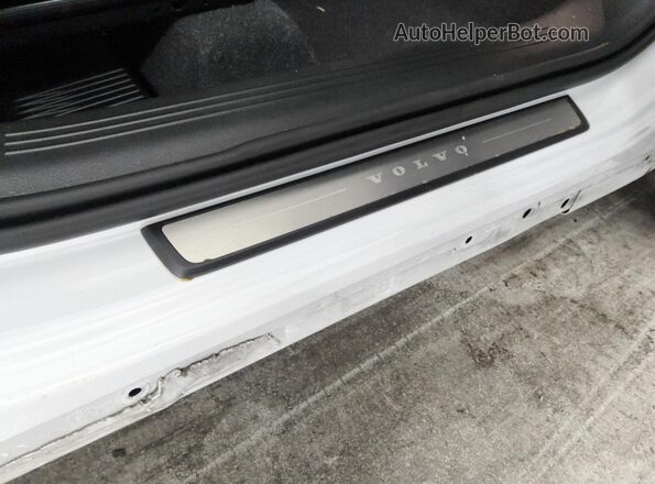 YV4L12UK2R2211653 2024 VOLVO XC40 White 