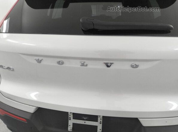 YV4L12UK2R2211653 2024 VOLVO XC40 White 