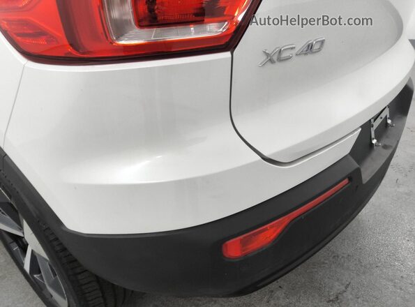 YV4L12UK2R2211653 2024 VOLVO XC40 White 