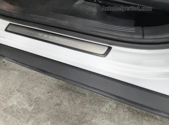 YV4L12UK2R2211653 2024 VOLVO XC40 White 