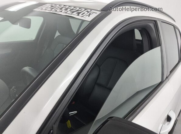 YV4L12UK2R2211653 2024 VOLVO XC40 White 