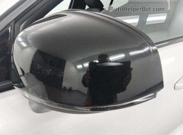 YV4L12UK2R2211653 2024 VOLVO XC40 White 