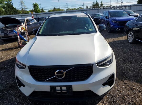 YV4L12UL8R2201427 2024 VOLVO XC40 White Vista frontal