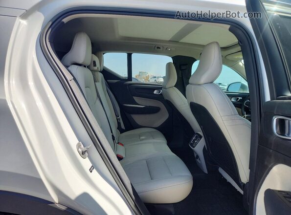 YV4L12UN4P2915604 2023 VOLVO XC40 White Vista interior trasera