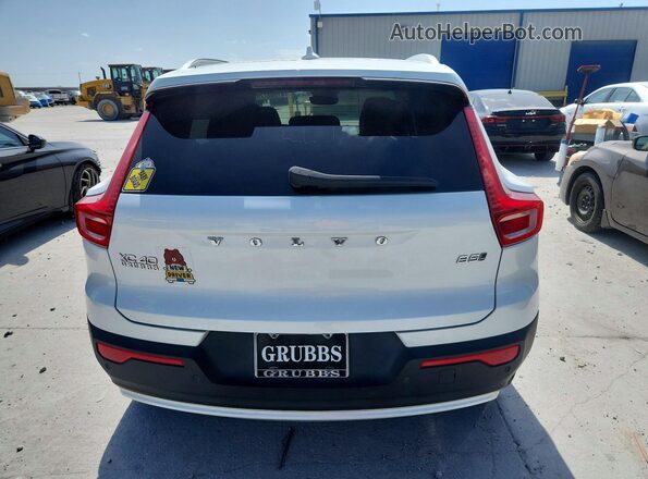 YV4L12UN4P2915604 2023 VOLVO XC40 White Vista trasera