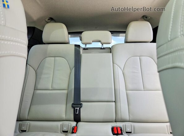 YV4L12UN4P2915604 2023 VOLVO XC40 White Vista de los asientos traseros