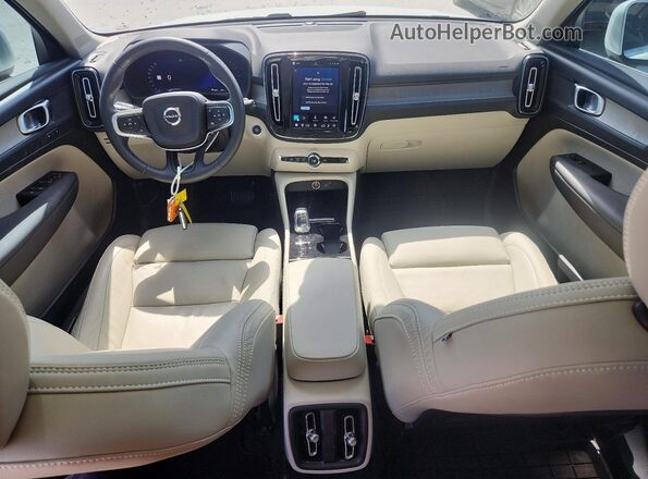 YV4L12UN4P2915604 2023 VOLVO XC40 White Vista del salpicadero