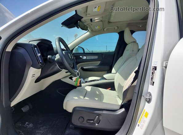 YV4L12UN4P2915604 2023 VOLVO XC40 White Vista interior delantera