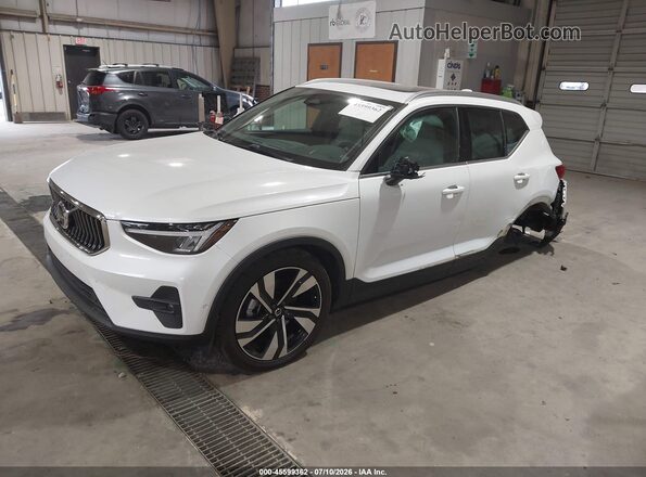 YV4L12UN9P2932222 2023 VOLVO XC40 White Front left