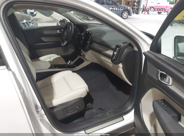 YV4L12UN9P2932222 2023 VOLVO XC40 White Front interior view