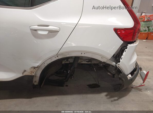 YV4L12UN9P2932222 2023 VOLVO XC40 White Front view