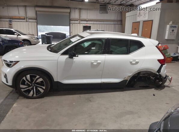 YV4L12UN9P2932222 2023 VOLVO XC40 White 