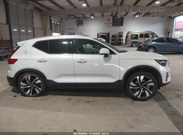 YV4L12UN9P2932222 2023 VOLVO XC40 White 360 interior view