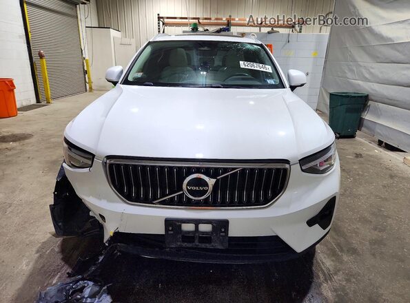 YV4L12UNXP2953175 2023 VOLVO XC40 White Front view
