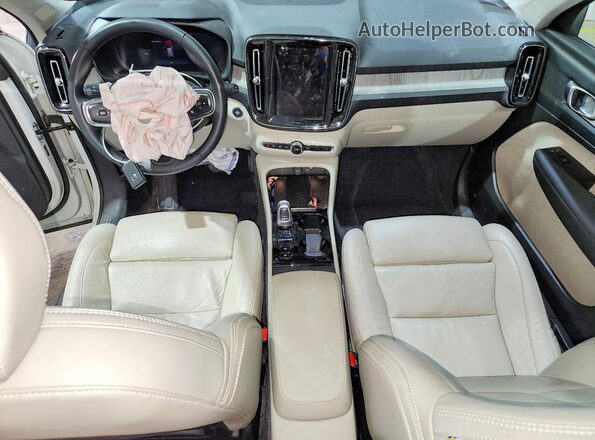 YV4L12UNXP2953175 2023 VOLVO XC40 White Dashboard view