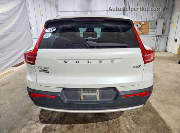 YV4L12UNXP2953175 2023 VOLVO XC40 White Rear view