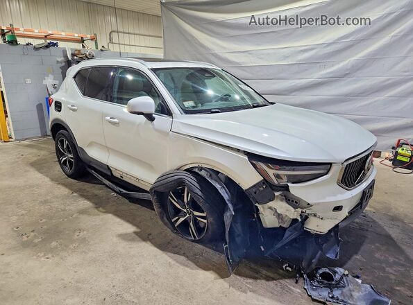 YV4L12UNXP2953175 2023 VOLVO XC40 White Front right