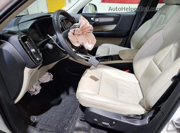 YV4L12UNXP2953175 2023 VOLVO XC40 White Front interior view