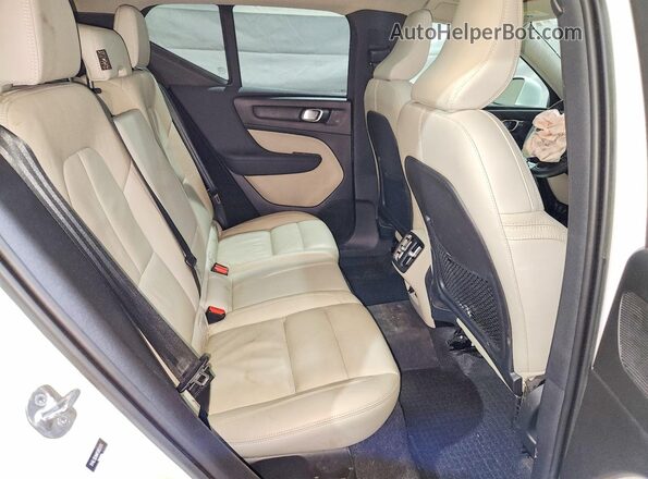 YV4L12UNXP2953175 2023 VOLVO XC40 White Rear interior view