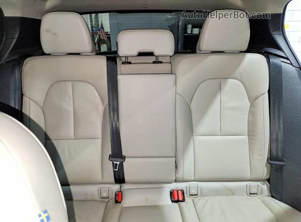 YV4L12UNXP2953175 2023 VOLVO XC40 White Rear seats view