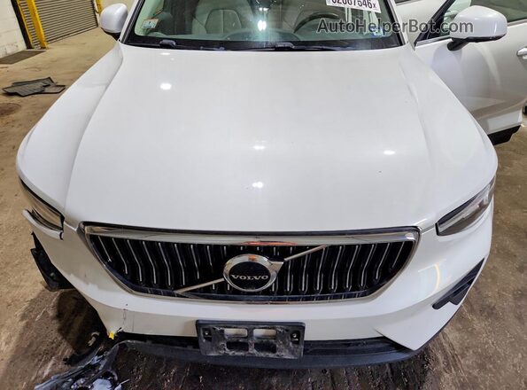 YV4L12UNXP2953175 2023 VOLVO XC40 White Engine compartment view