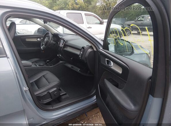 YV4L12UV5P2096554 2023 VOLVO XC40 Gray Front interior view