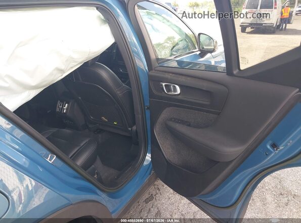 YV4L12UW8P2967018 2023 VOLVO XC40 Blue Vista de la etiqueta del VIN