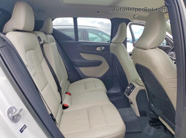 YV4L12UX0P2937438 2023 VOLVO XC40 White უკანა სავარძლების ხედი